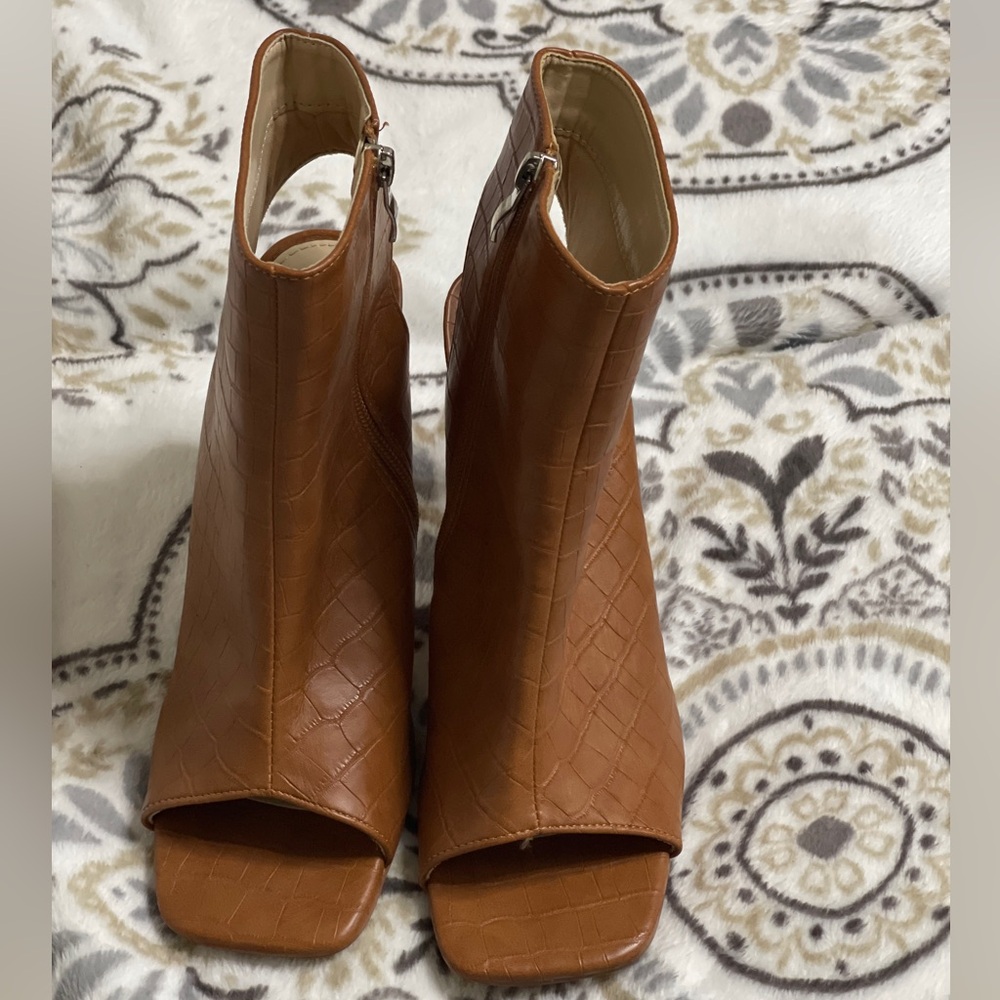 🔥 🔥 Brown Heeled Boots with Peep-Toe Design